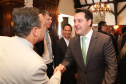 O governador Carlos Massa Ratinho Junior recebe de Nelson Hubner, presidente da AECIC, o título de Personalidade AECIC 2019.Curitiba, 01-07-19.Foto: Rodrigo Félix Leal/ANPr