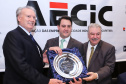 O governador Carlos Massa Ratinho Junior recebe de Nelson Hubner, presidente da AECIC, o título de Personalidade AECIC 2019.Curitiba, 01-07-19.Foto: Rodrigo Félix Leal/ANPr