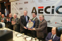O governador Carlos Massa Ratinho Junior recebe de Nelson Hubner, presidente da AECIC, o título de Personalidade AECIC 2019.Curitiba, 01-07-19.Foto: Valdelino Pontes