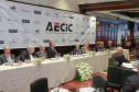 O governador Carlos Massa Ratinho Junior recebe de Nelson Hubner, presidente da AECIC, o título de Personalidade AECIC 2019.Curitiba, 01-07-19.Foto: Valdelino Pontes