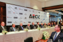 O governador Carlos Massa Ratinho Junior recebe de Nelson Hubner, presidente da AECIC, o título de Personalidade AECIC 2019.Curitiba, 01-07-19.Foto: Valdelino Pontes