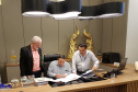 Representantes da comunidade e autoridades participam da cerimônia  -  Foto: Sanepar