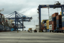 O Porto de Paranaguá está pronto para receber navios de contêiner com maior capacidade de carga, graças à aprovação da nova profundidade em que as embarcações ficam submersas na água, no novo berço 218. O calado, como é chamado em termos náuticos, passou de 9,5 para 12,5 metros. Com isso, o porto paranaense terá um ganho operacional de 25%, flexibilizando o uso dos quatro berços exclusivos para carga conteinerizada e sob rodas.Foto: Claudio Neves/Portos do Paraná