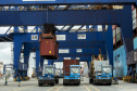 O Porto de Paranaguá está pronto para receber navios de contêiner com maior capacidade de carga, graças à aprovação da nova profundidade em que as embarcações ficam submersas na água, no novo berço 218. O calado, como é chamado em termos náuticos, passou de 9,5 para 12,5 metros. Com isso, o porto paranaense terá um ganho operacional de 25%, flexibilizando o uso dos quatro berços exclusivos para carga conteinerizada e sob rodas.Foto: Claudio Neves/Portos do Paraná