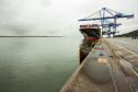 O Porto de Paranaguá está pronto para receber navios de contêiner com maior capacidade de carga, graças à aprovação da nova profundidade em que as embarcações ficam submersas na água, no novo berço 218. O calado, como é chamado em termos náuticos, passou de 9,5 para 12,5 metros. Com isso, o porto paranaense terá um ganho operacional de 25%, flexibilizando o uso dos quatro berços exclusivos para carga conteinerizada e sob rodas.Foto: Claudio Neves/Portos do Paraná