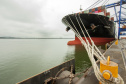 O Porto de Paranaguá está pronto para receber navios de contêiner com maior capacidade de carga, graças à aprovação da nova profundidade em que as embarcações ficam submersas na água, no novo berço 218. O calado, como é chamado em termos náuticos, passou de 9,5 para 12,5 metros. Com isso, o porto paranaense terá um ganho operacional de 25%, flexibilizando o uso dos quatro berços exclusivos para carga conteinerizada e sob rodas.Foto: Claudio Neves/Portos do Paraná