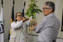 A pesquisadora Vânia Moda Cirino entrega ao secretário Norberto Ortigara, uma mostra da variedade de feijão IPR Urutau -  Foto: Divulgação Iapar