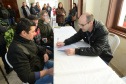 Neste sábado (6), representantes da Cohapar e prefeituras entregaram as escrituras de propriedade de 109 famílias da região dos Campos Gerais em Ponta Grossa. Os documentos foram emitidos pela companhia por meio do programa de Escrituração Direta, que prevê um serviço mais rápido e barato do que aquele praticado pelos tabelionatos.  -  Ponta Grossa, 06/07/2019  -  Foto: Guilherme Santos/Cohapar