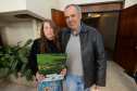 Neste sábado (6), representantes da Cohapar e prefeituras entregaram as escrituras de propriedade de 109 famílias da região dos Campos Gerais em Ponta Grossa. Os documentos foram emitidos pela companhia por meio do programa de Escrituração Direta, que prevê um serviço mais rápido e barato do que aquele praticado pelos tabelionatos.  -  Ponta Grossa, 06/07/2019  -  Foto: Guilherme Santos/Cohapar