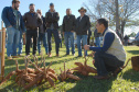 Dezenas de produtores rurais, empresários e lideranças políticas e empresariais do Noroeste do Paraná e até do Mato Grosso do Sul compareceram ao Polo Regional de Pesquisa do Instituto Agronômico do Paraná (Iapar) em Paranavaí no sábado (6). Eles foram conhecer a nova variedade de mandioca lançada pelo Instituto, a IPR B36.  Paranavaí,  06/07/2019  -   Foto:  Lucas Vieira Araujo