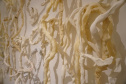 A artista paranaense Guita Soifer apresenta a sua exposição inédita, que poderá ser vista até o dia 25 de agosto, na Sala 10. ?Oferenda? é uma escultura contemporânea feita a partir de resina plástica que parece brotar da parede da sala expositiva, invadindo boa parte do espaço e provocando um efeito surrealista.  -  Curitiba, 09/07/2019  -  Foto: 