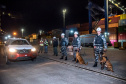 A Administração dos Portos do Paraná, a Polícia Militar e Polícia Federal se integraram para uma megaoperação contra o tráfico de drogas no Porto de Paranaguá. Na noite desta terça-feira (9), um grupo de 20 homens, formado por integrantes da Guarda Portuária, militares e agentes federais, junto de cães farejadores, vistoriaram cerca de 109 veículos que saíram do terminal com destino à África.  Foto: Claudio Neves/Portos do Paraná