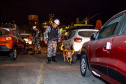 A Administração dos Portos do Paraná, a Polícia Militar e Polícia Federal se integraram para uma megaoperação contra o tráfico de drogas no Porto de Paranaguá. Na noite desta terça-feira (9), um grupo de 20 homens, formado por integrantes da Guarda Portuária, militares e agentes federais, junto de cães farejadores, vistoriaram cerca de 109 veículos que saíram do terminal com destino à África. Foto: Claudio Neves/Portos do Paraná