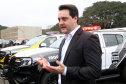 O governador Carlos Massa Ratinho Junior destacou nesta quarta-feira (10) o esforço que o Estado tem feito para recompor e atualizar a frota de viaturas policiais. Em solenidade para a entrega de 100 novos veículos para as polícias Militar e Civil e para os Bombeiros, ele lembrou que assumiu o governo com cerca de 40% das viaturas policiais no conserto e que vem trabalhando para resolver a situação. Foto: Gilson Abreu/ANP
