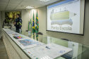 Os dez alunos vencedores do concurso de desenhos e frases do programa Porto Escola fizeram uma visita especial ao Porto de Paranaguá nesta quarta-feira (10). Os estudantes e professores ganharam um passeio de barco, kits de desenho e um quadro com a composição vencedora. A oitava edição do concurso reuniu trabalhos de 824 estudantes do 5º ano do ensino fundamental, matriculados na rede pública de ensino. Foto: Claudio Neves/Portos do Paraná