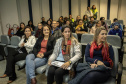 Os dez alunos vencedores do concurso de desenhos e frases do programa Porto Escola fizeram uma visita especial ao Porto de Paranaguá nesta quarta-feira (10). Os estudantes e professores ganharam um passeio de barco, kits de desenho e um quadro com a composição vencedora. A oitava edição do concurso reuniu trabalhos de 824 estudantes do 5º ano do ensino fundamental, matriculados na rede pública de ensino. Foto: Claudio Neves/Portos do Paraná