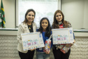 Os dez alunos vencedores do concurso de desenhos e frases do programa Porto Escola fizeram uma visita especial ao Porto de Paranaguá nesta quarta-feira (10). Os estudantes e professores ganharam um passeio de barco, kits de desenho e um quadro com a composição vencedora. A oitava edição do concurso reuniu trabalhos de 824 estudantes do 5º ano do ensino fundamental, matriculados na rede pública de ensino. Foto: Claudio Neves/Portos do Paraná
