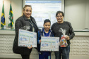Os dez alunos vencedores do concurso de desenhos e frases do programa Porto Escola fizeram uma visita especial ao Porto de Paranaguá nesta quarta-feira (10). Os estudantes e professores ganharam um passeio de barco, kits de desenho e um quadro com a composição vencedora. A oitava edição do concurso reuniu trabalhos de 824 estudantes do 5º ano do ensino fundamental, matriculados na rede pública de ensino. Foto: Claudio Neves/Portos do Paraná