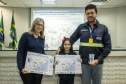 Os dez alunos vencedores do concurso de desenhos e frases do programa Porto Escola fizeram uma visita especial ao Porto de Paranaguá nesta quarta-feira (10). Os estudantes e professores ganharam um passeio de barco, kits de desenho e um quadro com a composição vencedora. A oitava edição do concurso reuniu trabalhos de 824 estudantes do 5º ano do ensino fundamental, matriculados na rede pública de ensino. Foto: Claudio Neves/Portos do Paraná