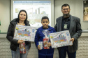 Os dez alunos vencedores do concurso de desenhos e frases do programa Porto Escola fizeram uma visita especial ao Porto de Paranaguá nesta quarta-feira (10). Os estudantes e professores ganharam um passeio de barco, kits de desenho e um quadro com a composição vencedora. A oitava edição do concurso reuniu trabalhos de 824 estudantes do 5º ano do ensino fundamental, matriculados na rede pública de ensino. Foto: Claudio Neves/Portos do Paraná
