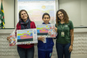 Os dez alunos vencedores do concurso de desenhos e frases do programa Porto Escola fizeram uma visita especial ao Porto de Paranaguá nesta quarta-feira (10). Os estudantes e professores ganharam um passeio de barco, kits de desenho e um quadro com a composição vencedora. A oitava edição do concurso reuniu trabalhos de 824 estudantes do 5º ano do ensino fundamental, matriculados na rede pública de ensino. Foto: Claudio Neves/Portos do Paraná