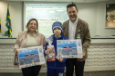 Os dez alunos vencedores do concurso de desenhos e frases do programa Porto Escola fizeram uma visita especial ao Porto de Paranaguá nesta quarta-feira (10). Os estudantes e professores ganharam um passeio de barco, kits de desenho e um quadro com a composição vencedora. A oitava edição do concurso reuniu trabalhos de 824 estudantes do 5º ano do ensino fundamental, matriculados na rede pública de ensino. Foto: Claudio Neves/Portos do Paraná