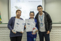 Os dez alunos vencedores do concurso de desenhos e frases do programa Porto Escola fizeram uma visita especial ao Porto de Paranaguá nesta quarta-feira (10). Os estudantes e professores ganharam um passeio de barco, kits de desenho e um quadro com a composição vencedora. A oitava edição do concurso reuniu trabalhos de 824 estudantes do 5º ano do ensino fundamental, matriculados na rede pública de ensino. Foto: Claudio Neves/Portos do Paraná