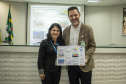 Os dez alunos vencedores do concurso de desenhos e frases do programa Porto Escola fizeram uma visita especial ao Porto de Paranaguá nesta quarta-feira (10). Os estudantes e professores ganharam um passeio de barco, kits de desenho e um quadro com a composição vencedora. A oitava edição do concurso reuniu trabalhos de 824 estudantes do 5º ano do ensino fundamental, matriculados na rede pública de ensino. Foto: Claudio Neves/Portos do Paraná