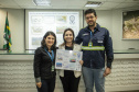 Os dez alunos vencedores do concurso de desenhos e frases do programa Porto Escola fizeram uma visita especial ao Porto de Paranaguá nesta quarta-feira (10). Os estudantes e professores ganharam um passeio de barco, kits de desenho e um quadro com a composição vencedora. A oitava edição do concurso reuniu trabalhos de 824 estudantes do 5º ano do ensino fundamental, matriculados na rede pública de ensino. Foto: Claudio Neves/Portos do Paraná