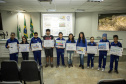 Os dez alunos vencedores do concurso de desenhos e frases do programa Porto Escola fizeram uma visita especial ao Porto de Paranaguá nesta quarta-feira (10). Os estudantes e professores ganharam um passeio de barco, kits de desenho e um quadro com a composição vencedora. A oitava edição do concurso reuniu trabalhos de 824 estudantes do 5º ano do ensino fundamental, matriculados na rede pública de ensino. Foto: Claudio Neves/Portos do Paraná