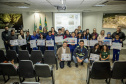 Os dez alunos vencedores do concurso de desenhos e frases do programa Porto Escola fizeram uma visita especial ao Porto de Paranaguá nesta quarta-feira (10). Os estudantes e professores ganharam um passeio de barco, kits de desenho e um quadro com a composição vencedora. A oitava edição do concurso reuniu trabalhos de 824 estudantes do 5º ano do ensino fundamental, matriculados na rede pública de ensino. Foto: Claudio Neves/Portos do Paraná