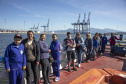 Os dez alunos vencedores do concurso de desenhos e frases do programa Porto Escola fizeram uma visita especial ao Porto de Paranaguá nesta quarta-feira (10). Os estudantes e professores ganharam um passeio de barco, kits de desenho e um quadro com a composição vencedora. A oitava edição do concurso reuniu trabalhos de 824 estudantes do 5º ano do ensino fundamental, matriculados na rede pública de ensino. Foto: Claudio Neves/Portos do Paraná