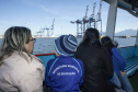 Os dez alunos vencedores do concurso de desenhos e frases do programa Porto Escola fizeram uma visita especial ao Porto de Paranaguá nesta quarta-feira (10). Os estudantes e professores ganharam um passeio de barco, kits de desenho e um quadro com a composição vencedora. A oitava edição do concurso reuniu trabalhos de 824 estudantes do 5º ano do ensino fundamental, matriculados na rede pública de ensino. Foto: Claudio Neves/Portos do Paraná