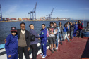 Os dez alunos vencedores do concurso de desenhos e frases do programa Porto Escola fizeram uma visita especial ao Porto de Paranaguá nesta quarta-feira (10). Os estudantes e professores ganharam um passeio de barco, kits de desenho e um quadro com a composição vencedora. A oitava edição do concurso reuniu trabalhos de 824 estudantes do 5º ano do ensino fundamental, matriculados na rede pública de ensino. Foto: Claudio Neves/Portos do Paraná