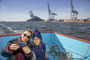 Os dez alunos vencedores do concurso de desenhos e frases do programa Porto Escola fizeram uma visita especial ao Porto de Paranaguá nesta quarta-feira (10). Os estudantes e professores ganharam um passeio de barco, kits de desenho e um quadro com a composição vencedora. A oitava edição do concurso reuniu trabalhos de 824 estudantes do 5º ano do ensino fundamental, matriculados na rede pública de ensino. Foto: Claudio Neves/Portos do Paraná