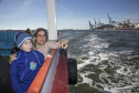 Os dez alunos vencedores do concurso de desenhos e frases do programa Porto Escola fizeram uma visita especial ao Porto de Paranaguá nesta quarta-feira (10). Os estudantes e professores ganharam um passeio de barco, kits de desenho e um quadro com a composição vencedora. A oitava edição do concurso reuniu trabalhos de 824 estudantes do 5º ano do ensino fundamental, matriculados na rede pública de ensino. Foto: Claudio Neves/Portos do Paraná