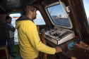 Os dez alunos vencedores do concurso de desenhos e frases do programa Porto Escola fizeram uma visita especial ao Porto de Paranaguá nesta quarta-feira (10). Os estudantes e professores ganharam um passeio de barco, kits de desenho e um quadro com a composição vencedora. A oitava edição do concurso reuniu trabalhos de 824 estudantes do 5º ano do ensino fundamental, matriculados na rede pública de ensino. Foto: Claudio Neves/Portos do Paraná
