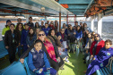 Os dez alunos vencedores do concurso de desenhos e frases do programa Porto Escola fizeram uma visita especial ao Porto de Paranaguá nesta quarta-feira (10). Os estudantes e professores ganharam um passeio de barco, kits de desenho e um quadro com a composição vencedora. A oitava edição do concurso reuniu trabalhos de 824 estudantes do 5º ano do ensino fundamental, matriculados na rede pública de ensino. Foto: Claudio Neves/Portos do Paraná