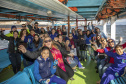 Os dez alunos vencedores do concurso de desenhos e frases do programa Porto Escola fizeram uma visita especial ao Porto de Paranaguá nesta quarta-feira (10). Os estudantes e professores ganharam um passeio de barco, kits de desenho e um quadro com a composição vencedora. A oitava edição do concurso reuniu trabalhos de 824 estudantes do 5º ano do ensino fundamental, matriculados na rede pública de ensino. Foto: Claudio Neves/Portos do Paraná