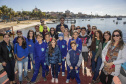 Os dez alunos vencedores do concurso de desenhos e frases do programa Porto Escola fizeram uma visita especial ao Porto de Paranaguá nesta quarta-feira (10). Os estudantes e professores ganharam um passeio de barco, kits de desenho e um quadro com a composição vencedora. A oitava edição do concurso reuniu trabalhos de 824 estudantes do 5º ano do ensino fundamental, matriculados na rede pública de ensino. Foto: Claudio Neves/Portos do Paraná