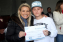 Os participantes da primeira turma dos cursos de capacitação pessoal e profissional do bairro Cajuru, em Curitiba, receberam nesta quinta-feira (11/07) certificação pela conclusão do curso na área Administrativa. Foram capacitados 43 participantes.  Foto: Divulgação/SEJUF