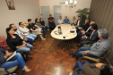  Reunião em Terra Roxa, com o prefeito Altair de Pádua, diversos assessores e secretários do município, coordenadores do Arranjo Produtivo Local de Moda Bebê, o agentes de desenvolvimento do Sebrae que atuam na Sala do Empreendedor, o diretor da Escola do Trabalho, representantes da Associação Comercial (Aciatra) e do sindicato local.
Foto: Fomento Paraná
