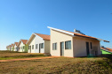  O Governo do Paraná entregou nesta segunda-feira (15) as chaves da casa própria para 100 famílias de Marechal Cândido Rondon (Oeste). O investimento, de R$ 7,5 milhões, foi feito em parceria com o Governo Federal, via Caixa Econômica Federal, e a prefeitura do município.Foto: Guilherme Santos / Cohapar 