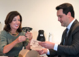 O governador Carlos Massa Ratinho Junior se reuniu nesta terça-feira (16) com a vice-governadora do estado de Nova York, Kathy Hochul, e propôs parcerias em diversas áreas, mas principalmente em agricultura, segurança pública e uso de tecnologia para melhorar a vida dos cidadãos. O intuito é fortalecer modelos de gestão entre os dois Estados para ampliar oportunidades de desenvolvimento econômico e social. Foto: Divulgação/ANPr