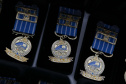 O governador em exercício Darci Piana foi escolhido pelo Instituto Boina Azul, do Rio Grande do Sul, para representar o Paraná na homenagem à Segurança Pública do Estado. A solenidade de entrega da Medalha de Grau Cavaleiro ocorreu nesta quinta-feira (18) no salão de atos do Palácio Iguaçu. Foto: José Fernando Ogura/ANPr