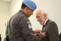 O governador em exercício Darci Piana foi escolhido pelo Instituto Boina Azul, do Rio Grande do Sul, para representar o Paraná na homenagem à Segurança Pública do Estado. A solenidade de entrega da Medalha de Grau Cavaleiro ocorreu nesta quinta-feira (18) no salão de atos do Palácio Iguaçu. Foto: José Fernando Ogura/ANPr