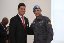 O governador em exercício Darci Piana foi escolhido pelo Instituto Boina Azul, do Rio Grande do Sul, para representar o Paraná na homenagem à Segurança Pública do Estado. A solenidade de entrega da Medalha de Grau Cavaleiro ocorreu nesta quinta-feira (18) no salão de atos do Palácio Iguaçu. Foto: José Fernando Ogura/ANPr