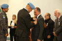O governador em exercício Darci Piana foi escolhido pelo Instituto Boina Azul, do Rio Grande do Sul, para representar o Paraná na homenagem à Segurança Pública do Estado. A solenidade de entrega da Medalha de Grau Cavaleiro ocorreu nesta quinta-feira (18) no salão de atos do Palácio Iguaçu. Foto: José Fernando Ogura/ANPr