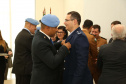 O governador em exercício Darci Piana foi escolhido pelo Instituto Boina Azul, do Rio Grande do Sul, para representar o Paraná na homenagem à Segurança Pública do Estado. A solenidade de entrega da Medalha de Grau Cavaleiro ocorreu nesta quinta-feira (18) no salão de atos do Palácio Iguaçu. Foto: José Fernando Ogura/ANPr
