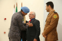 O governador em exercício Darci Piana foi escolhido pelo Instituto Boina Azul, do Rio Grande do Sul, para representar o Paraná na homenagem à Segurança Pública do Estado. A solenidade de entrega da Medalha de Grau Cavaleiro ocorreu nesta quinta-feira (18) no salão de atos do Palácio Iguaçu. Foto: José Fernando Ogura/ANPr